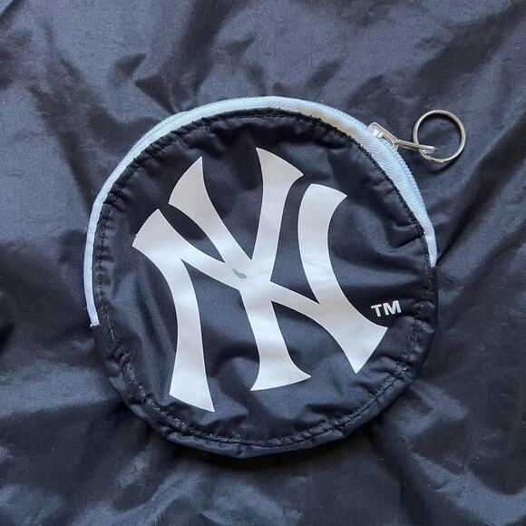 MLB New York Yankees Drawstring Backpack Ball Pocket Baseball Sports Gym Workout - Picture 2 of 7